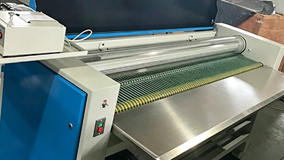 Machine compacte pour mesurer le cuir