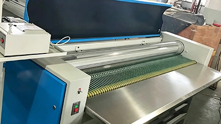 Machine compacte pour mesurer le cuir