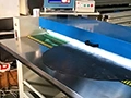 Machine compacte pour mesurer le cuir