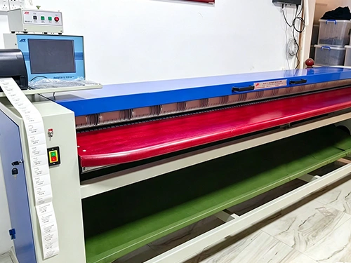 Machine de mesure à rouleaux pour peaux souples larges